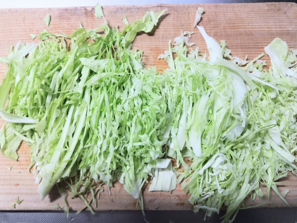 千切りしたキャベツ