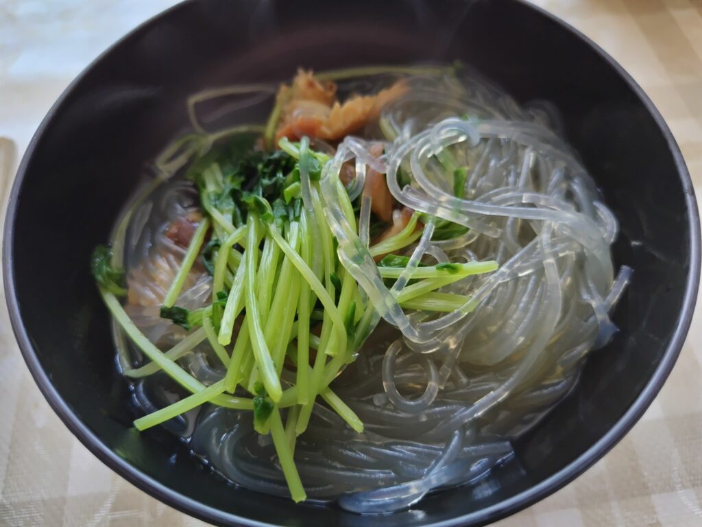 完成した「豆苗と春雨のスープ」