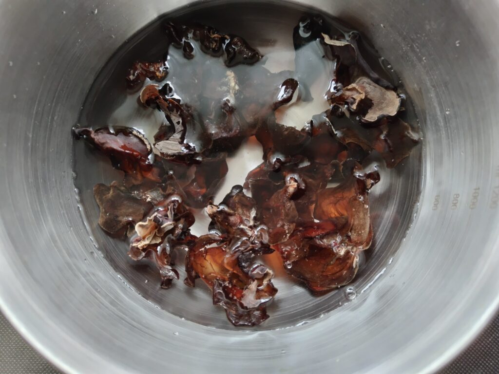 きくらげ(水で戻しているところ)