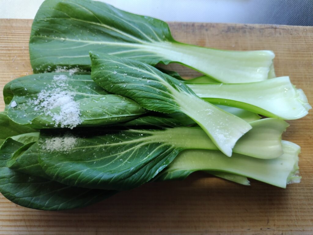 チンゲン菜 塩をまぶしている