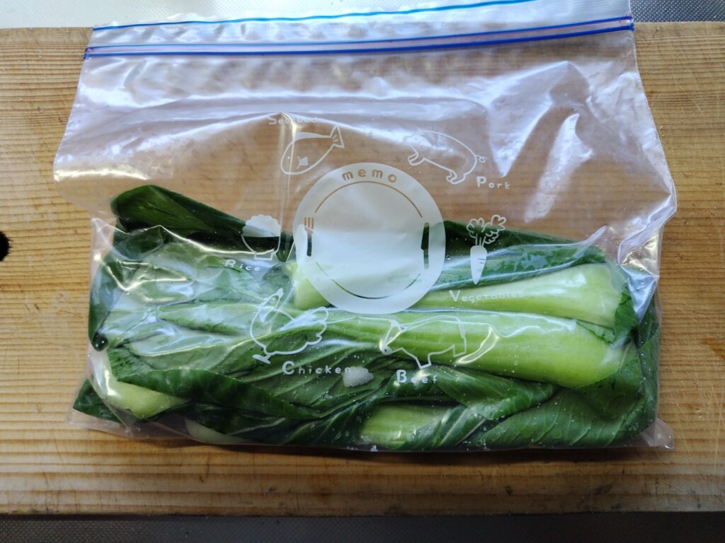 チンゲン菜の浅漬け 袋に入れて漬けているところ