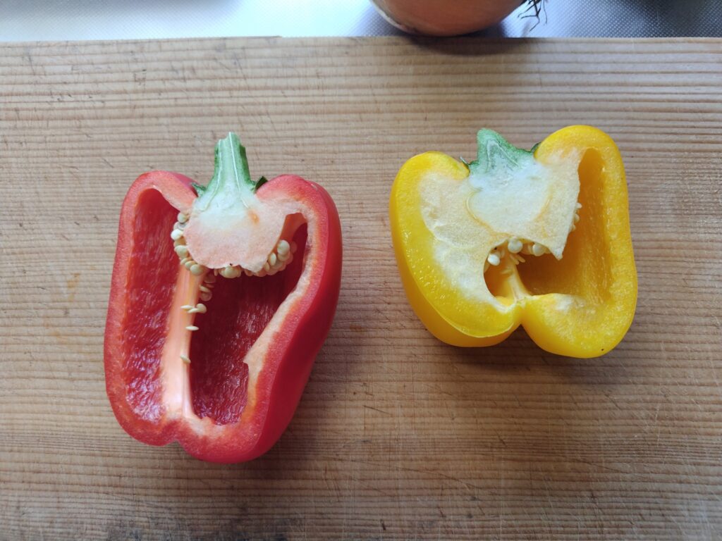 縦半分にカットしたパプリカ