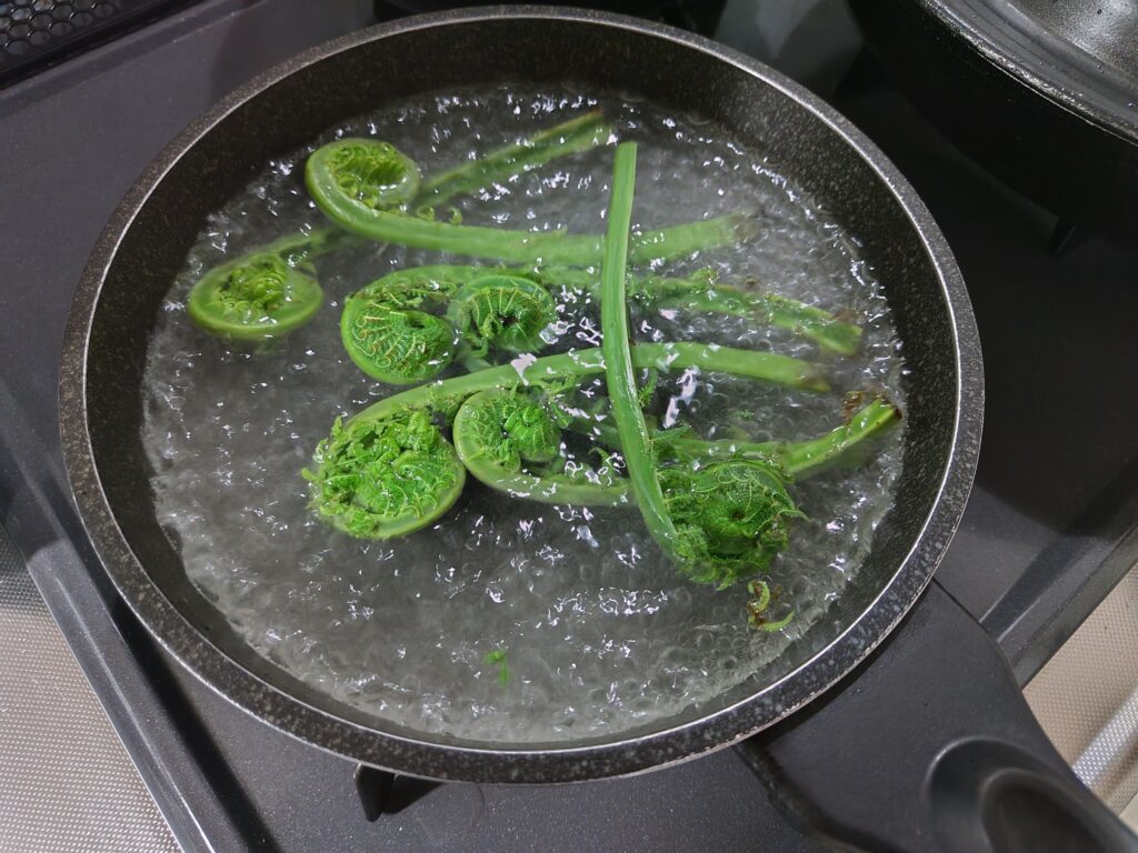 こごみ 茹でているところ