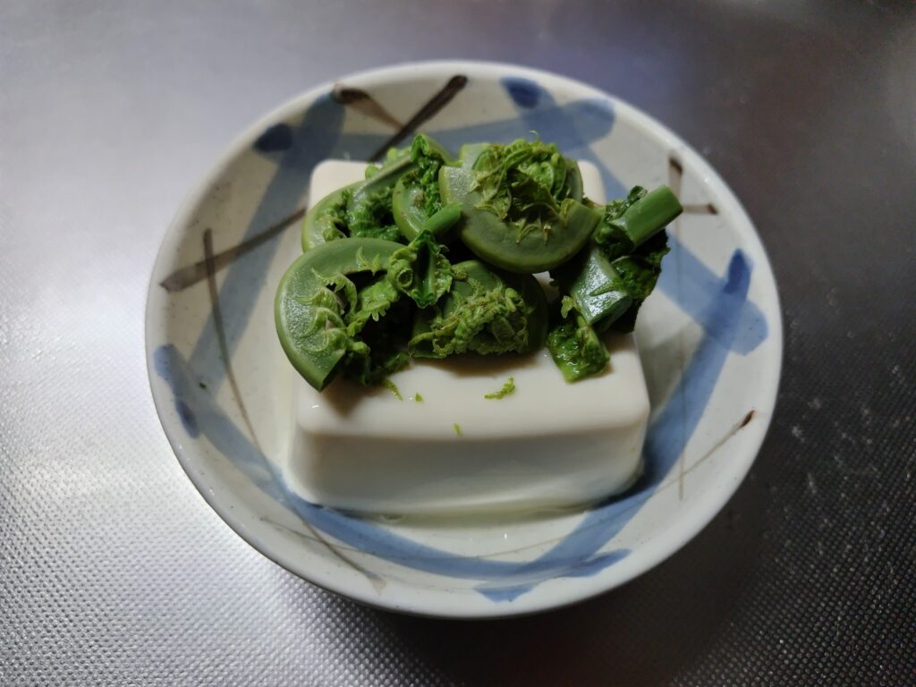 こごみ 冷奴
