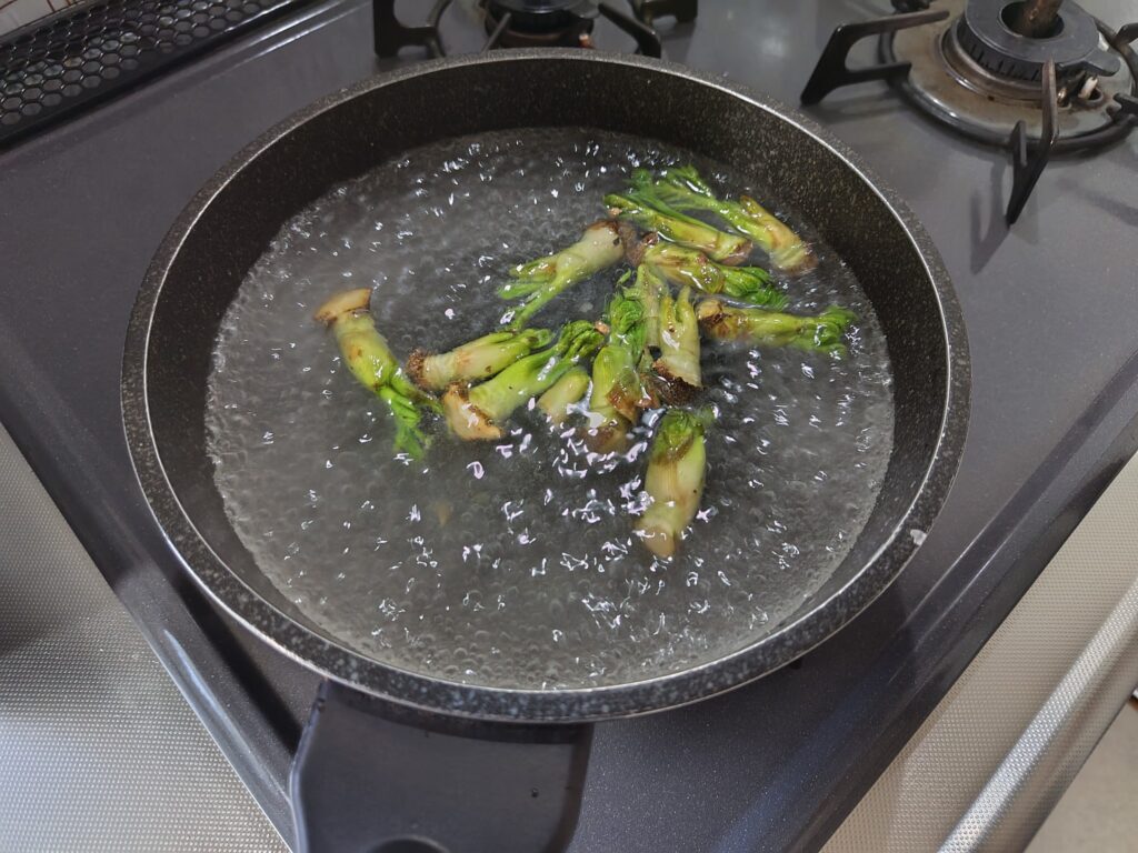 たらの芽 茹でているところ
