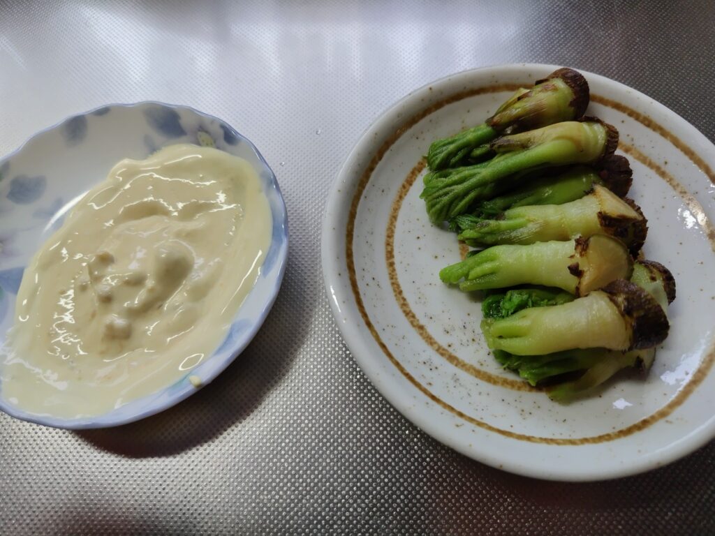 たらの芽のおひたし 左は味噌マヨ