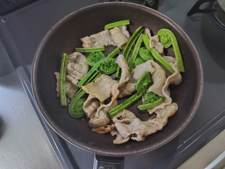 こごみと豚肉のバター炒め