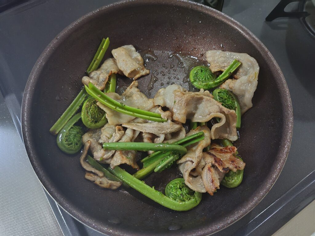 こごみと豚肉のバター炒め 完成目前