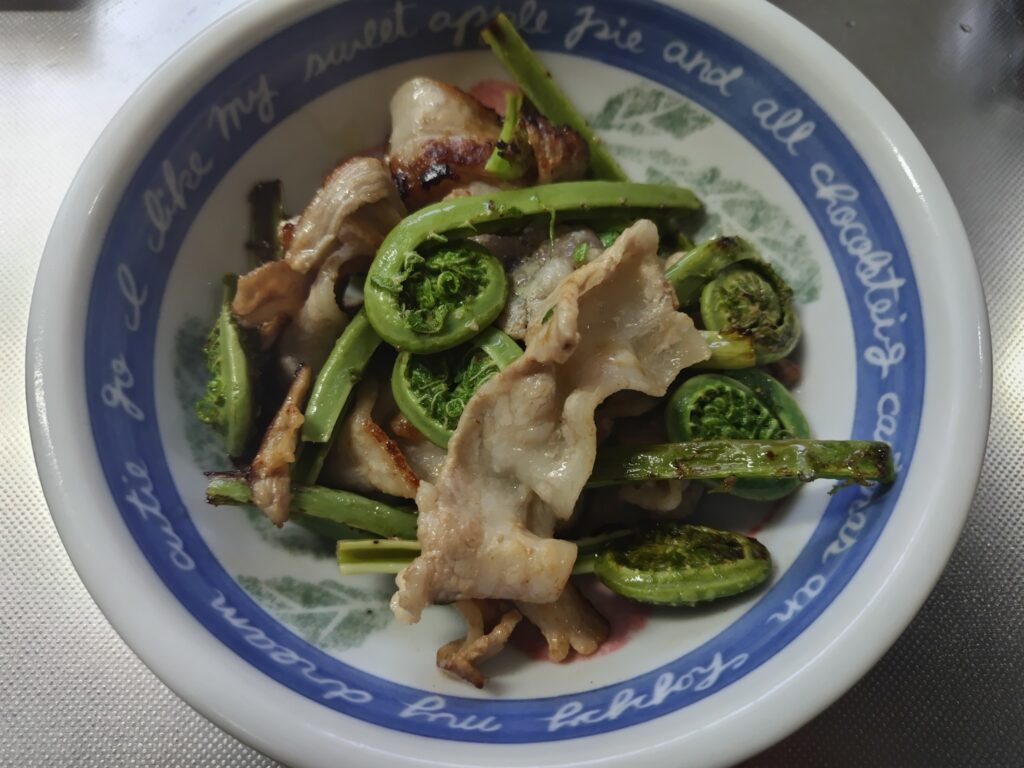 こごみと豚肉のバター炒め