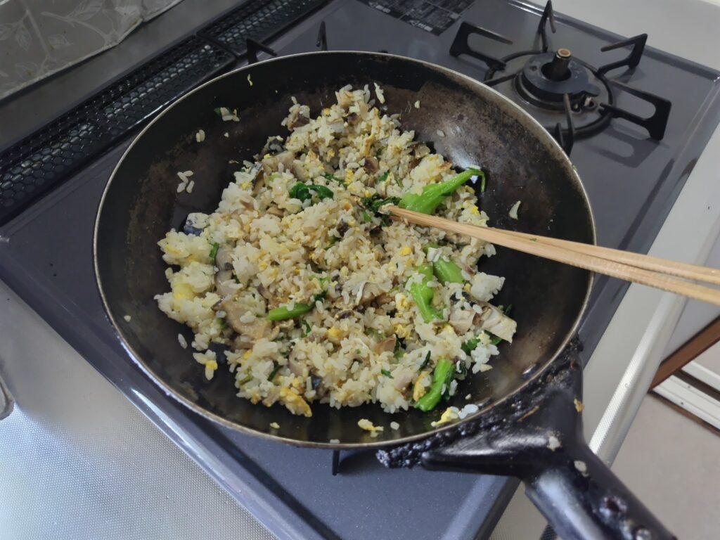 小松菜としめ鯖のチャーハン 完成目前