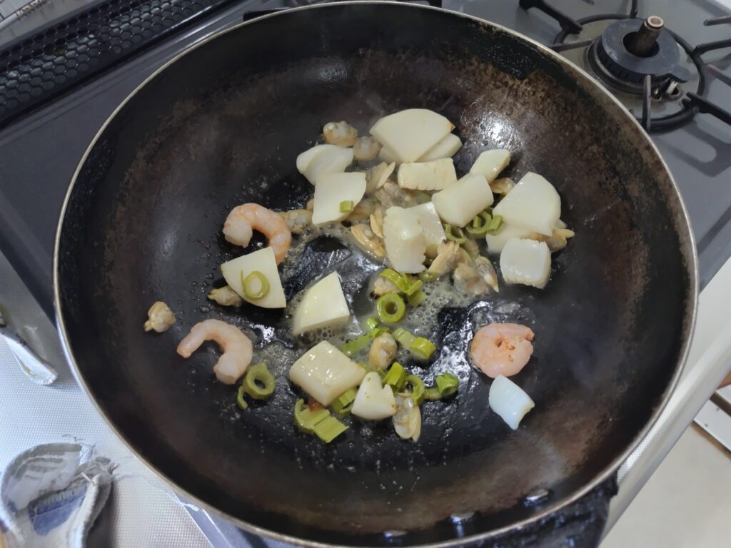 イタドリの海鮮バターしょう油炒め 炒めているところ