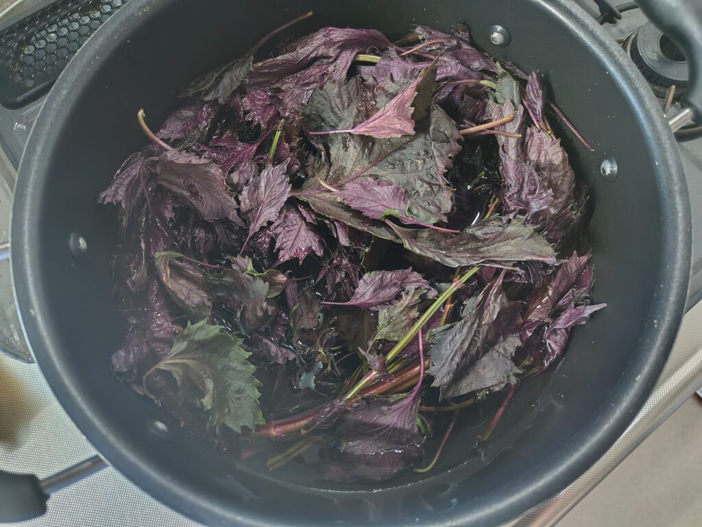 赤しそ　煮詰めているところ