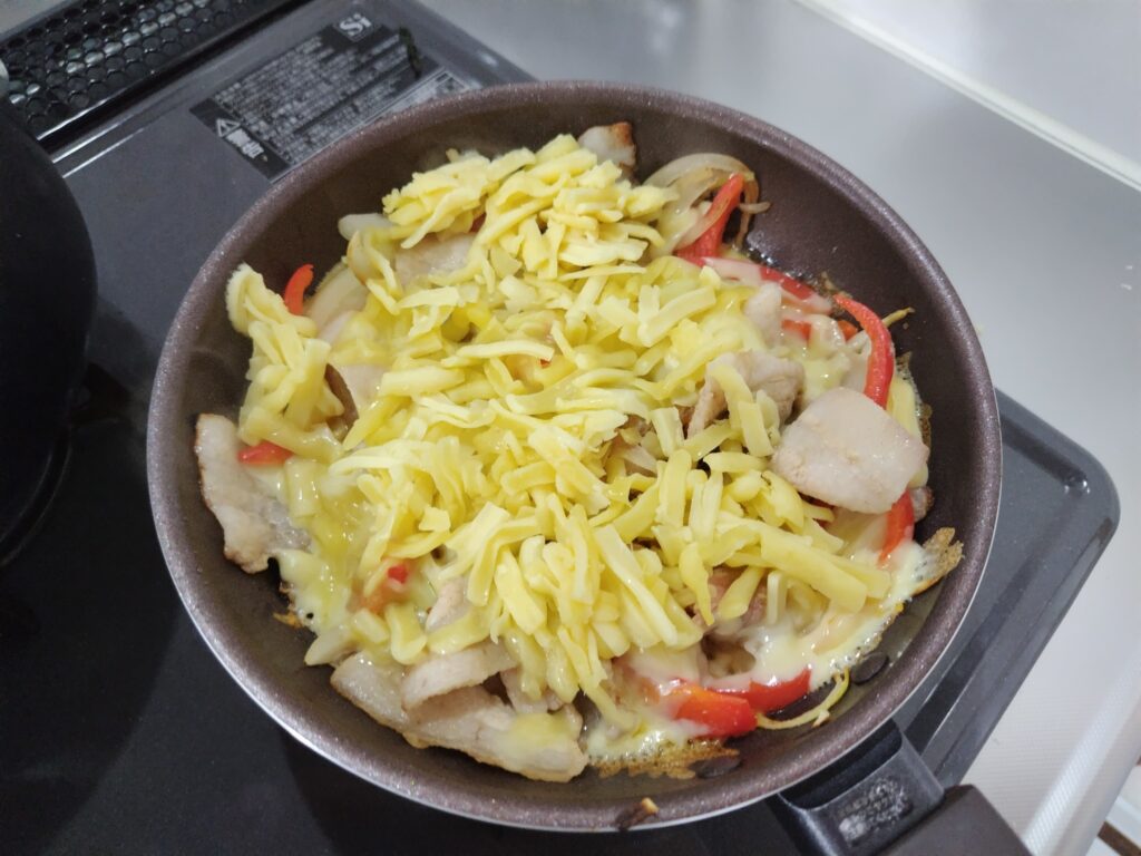 パプリカと友達チーズのせ　料理中