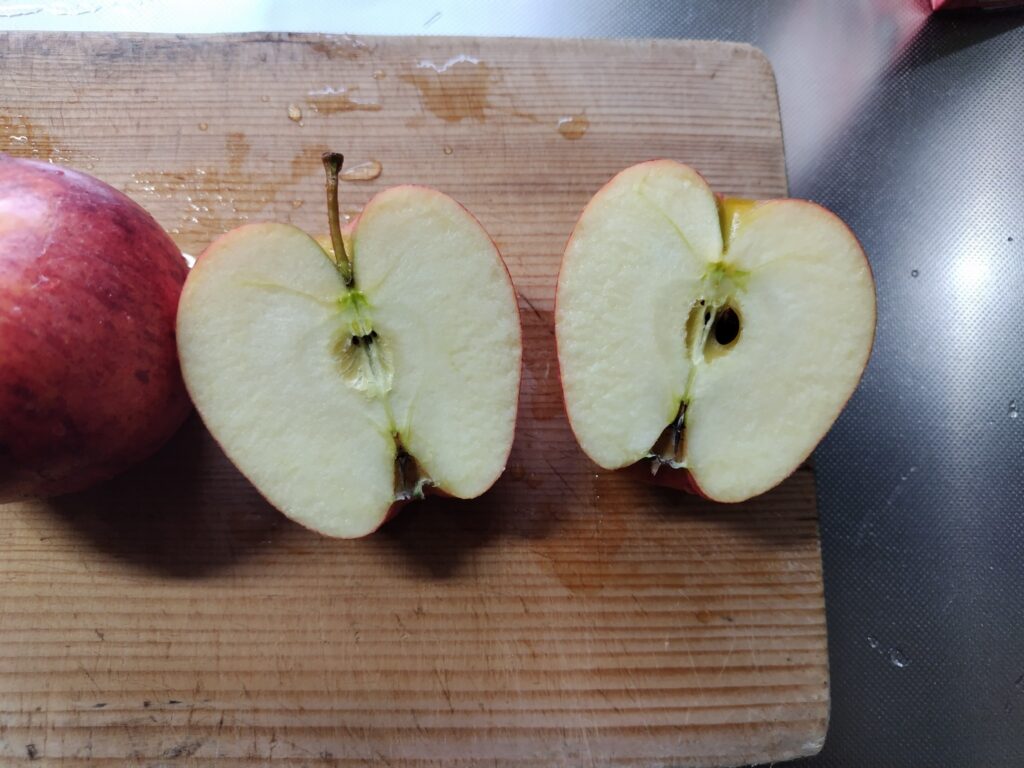 りんご　縦半分にカットしたもの