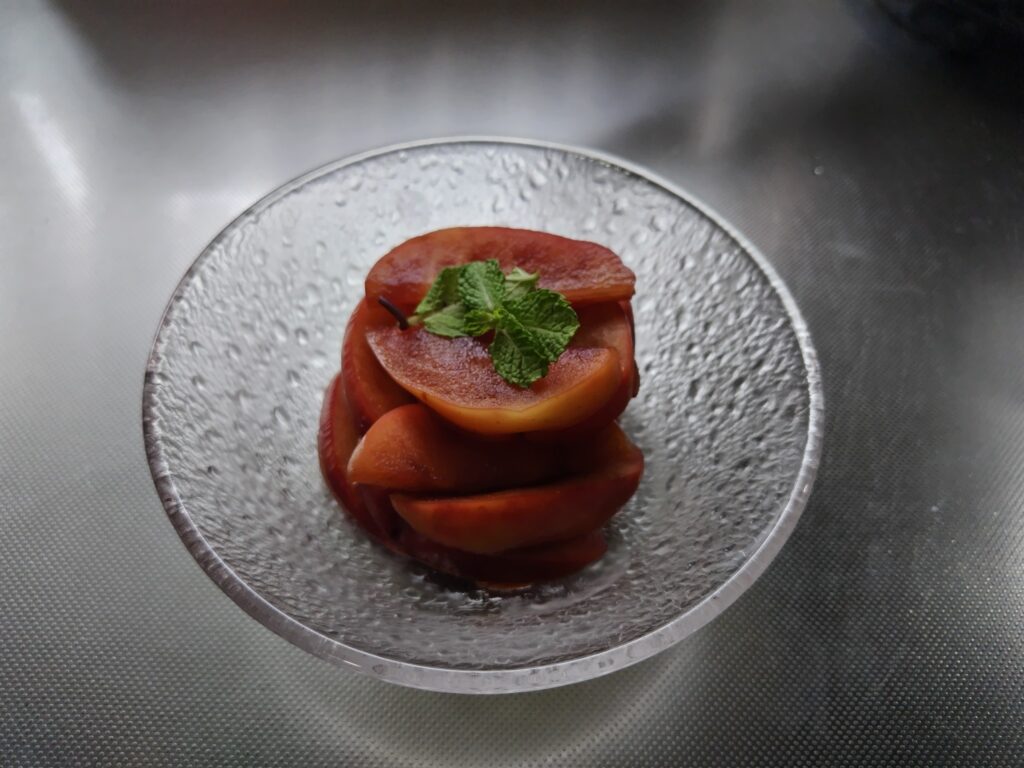 りんごの赤ワイン煮込み