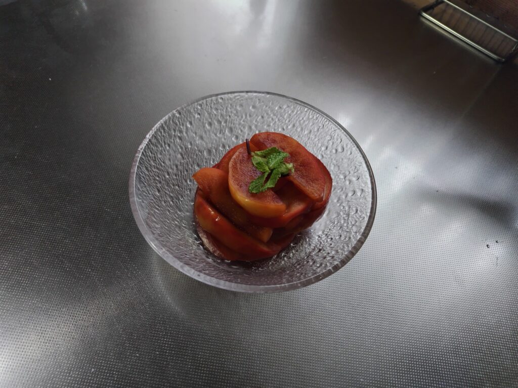 りんごの赤ワイン煮込み