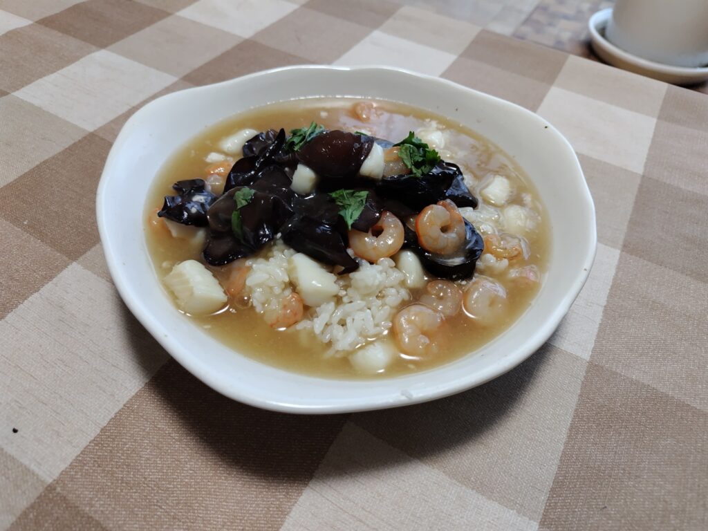 パクチー　中華丼にのせています