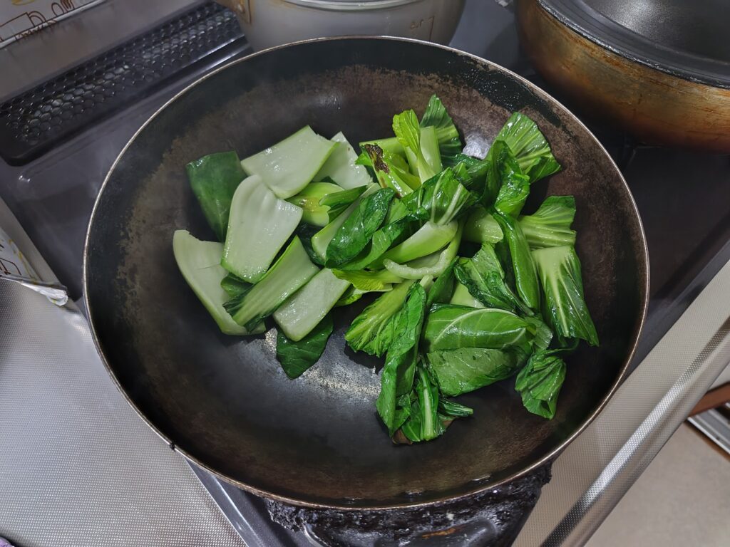 チンゲン菜 炒めているところ