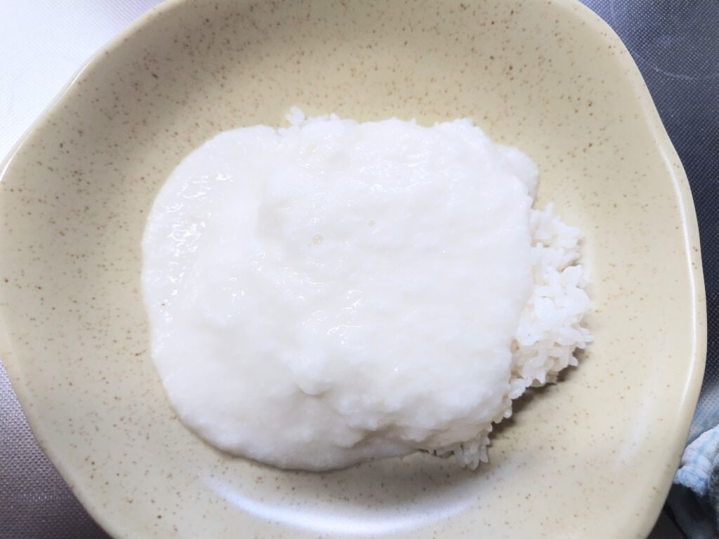 白米にとろろをのせたところ