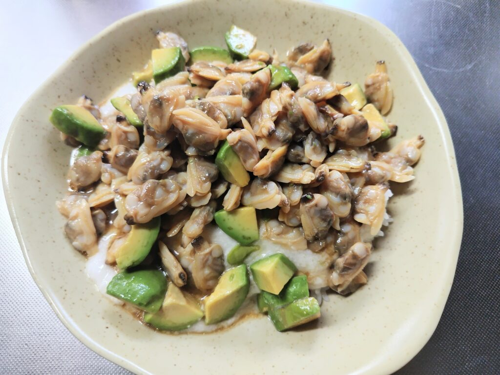 アボカドあさり丼　黄身をのせる前