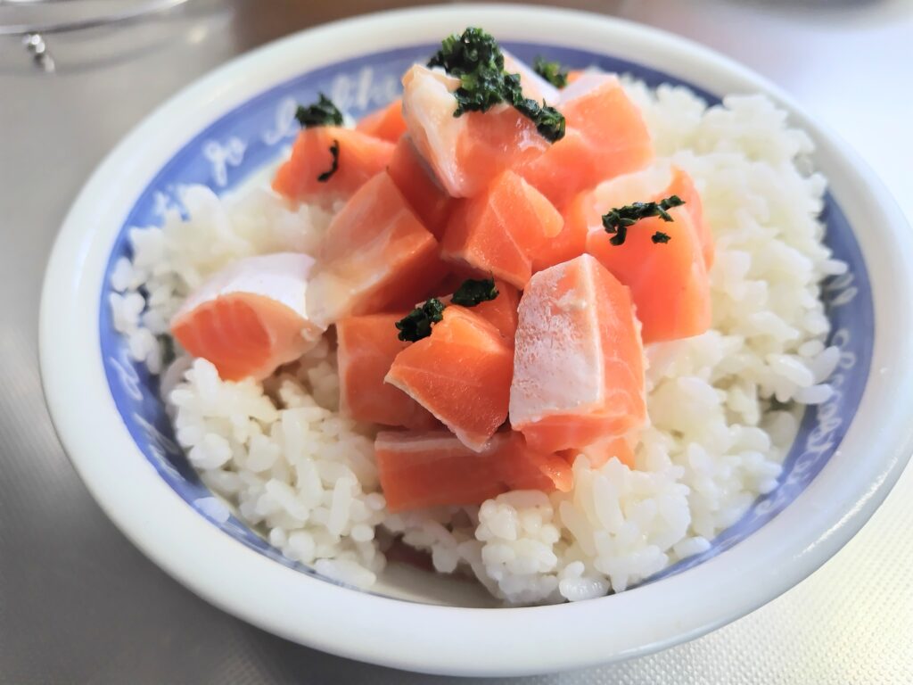 「サーモン腹身丼」　パセリを使用