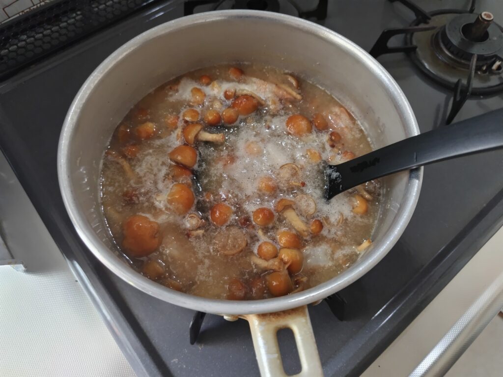なめこおろし丼 具材を鍋で加熱しています