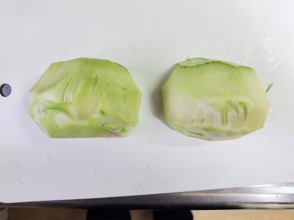 コールラビ 縦半分にカットしたもの