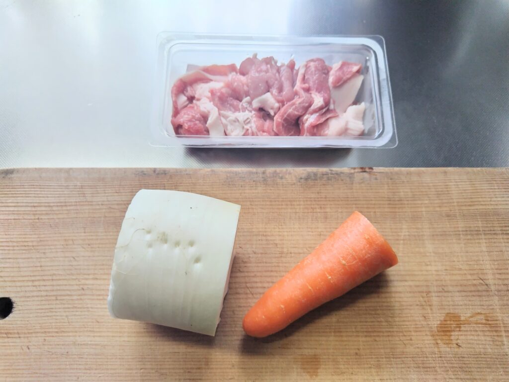上は豚肉、左は大根、右はにんじん