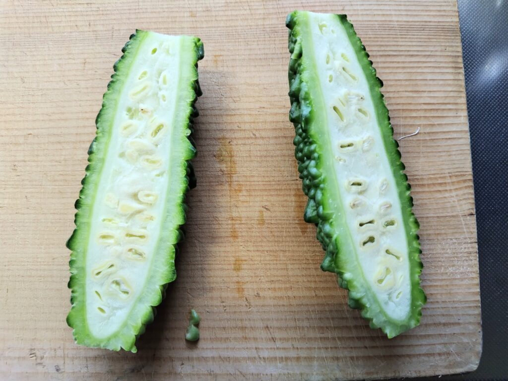 ゴーヤ 縦半分にカットしたもの