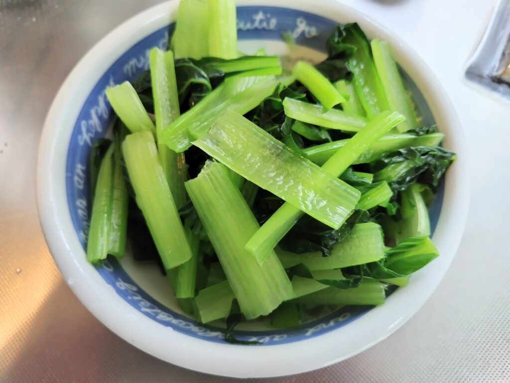 茹でてカットされた小松菜