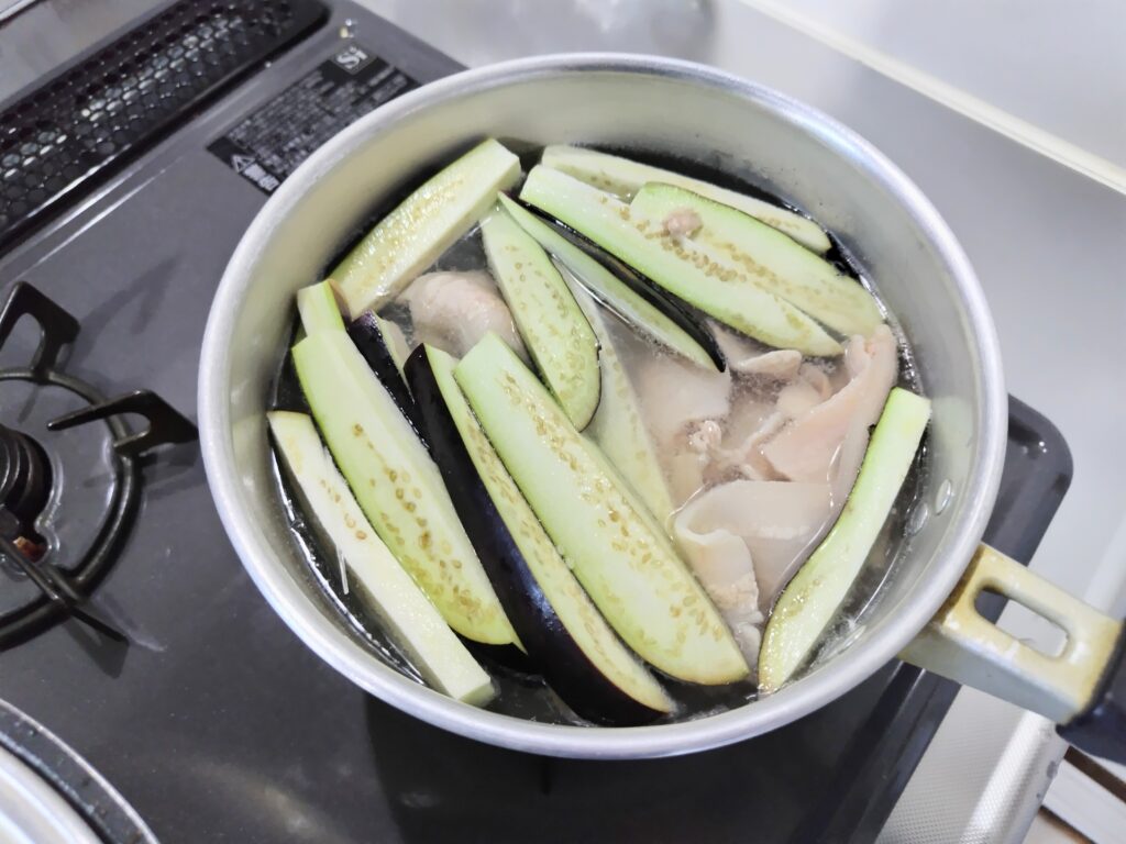 具材を茹でているところ