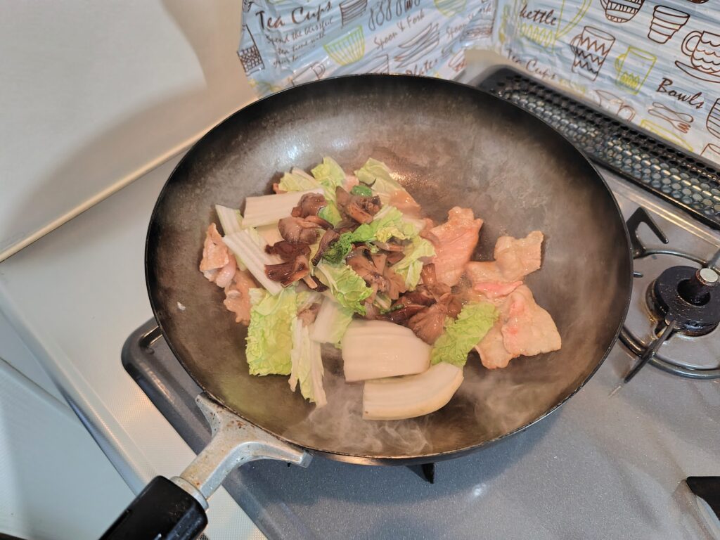 具材を炒めている